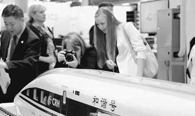 去年10月,中俄雙方簽署了高鐵合作備忘錄。圖為在第三屆莫斯科國際創(chuàng)新發(fā)展論壇期間,俄羅斯觀眾參觀中方展出的高鐵模型。